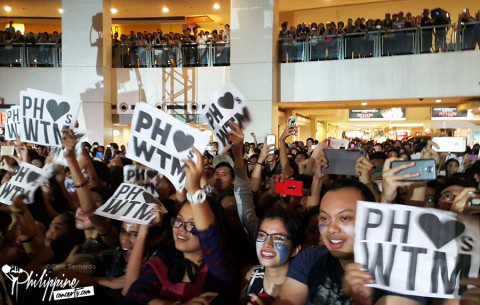 walk-the-moon-ayala-malls-crowd