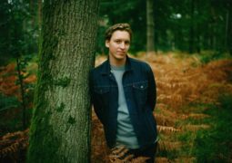 GEORGE EZRA DEBUTS NEW SINGLE ‘GREEN GREEN GRASS’