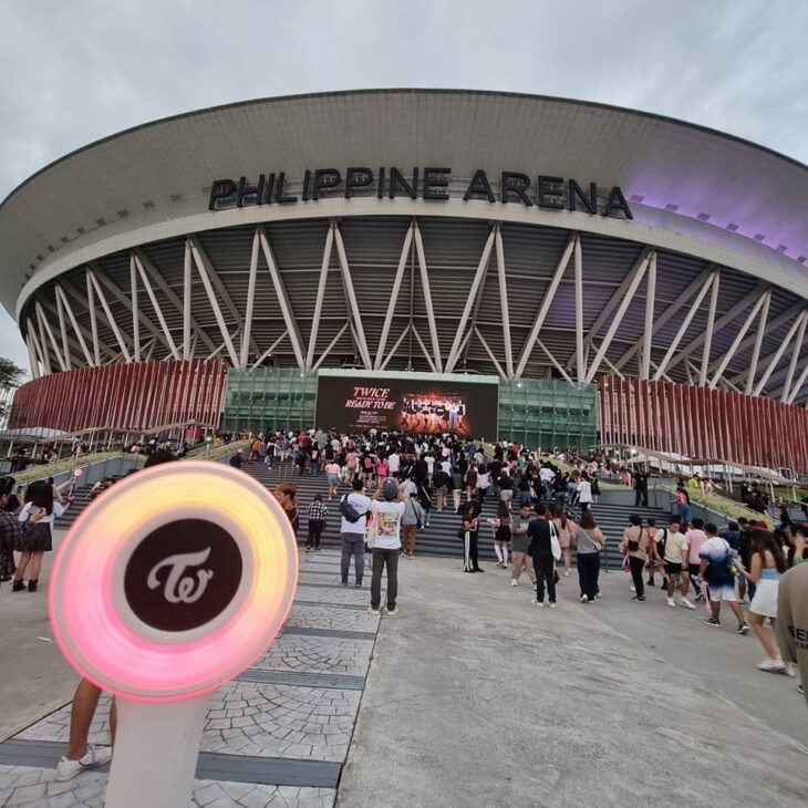 TWICE Makes Philippine Arena Debut with FullHouse, Fired Up “READY TO