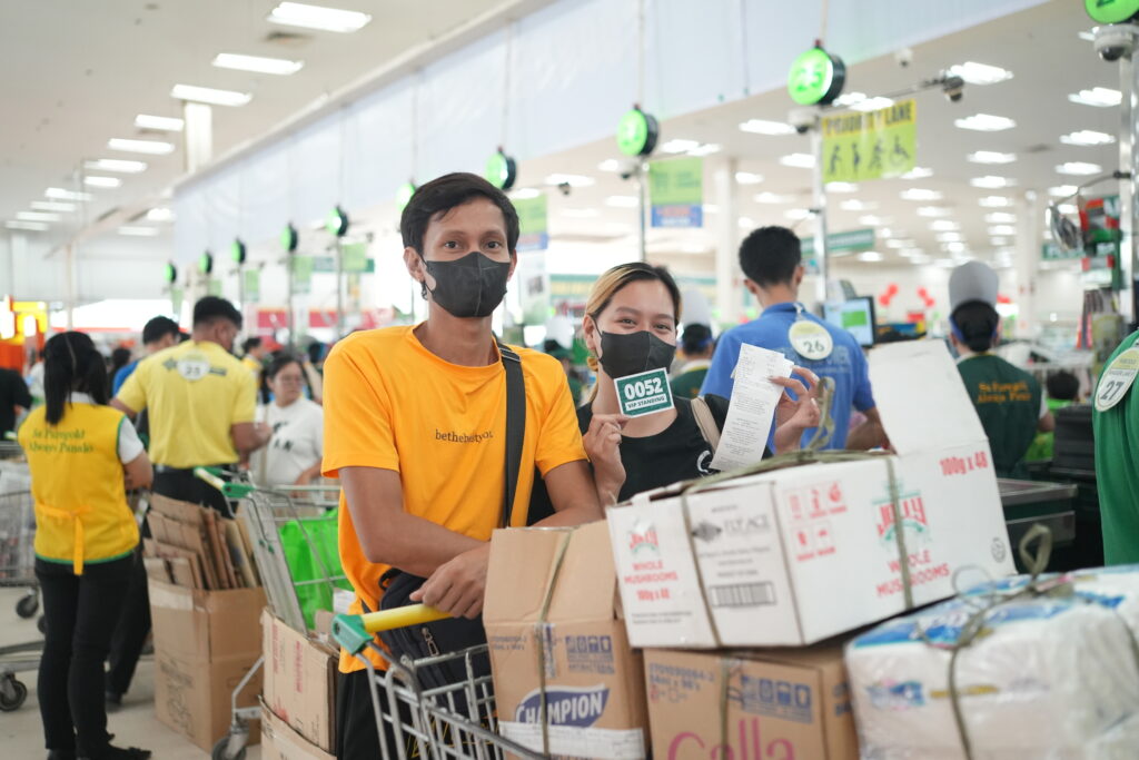 Thousands flock to Puregold QI Central as ticket selling for 